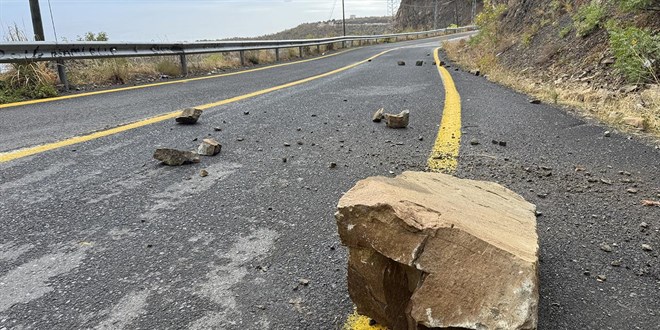 Tekirda�'� sa�anak vurdu: Yola kaya par�alar� d��t�