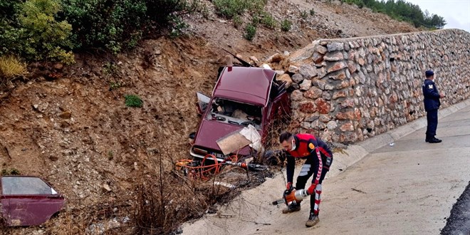 İstinat duvarına çarpan otomobilin sürücüsü ile eşi öldü
