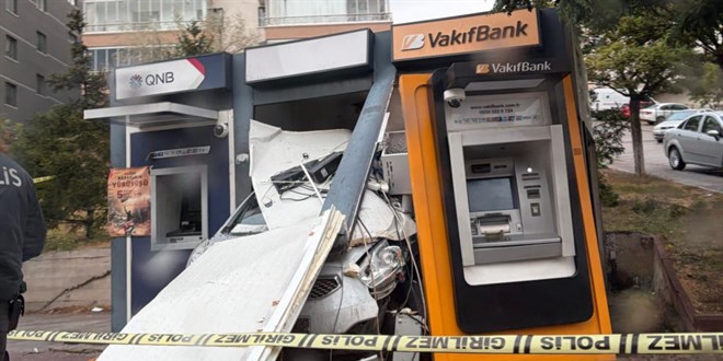 Ankara'da otomobil ATM'ye çarptı