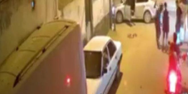 Polis ss verip akarla gezdi, ocuklarn zerini arad