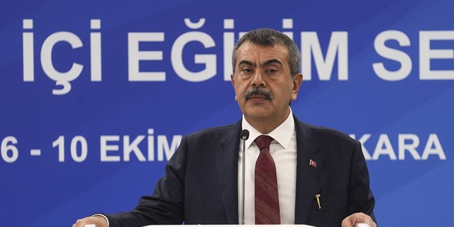 Bakan Tekin: Sendikal zgrlk, rencinin eitim hakkn gasp etmemeli