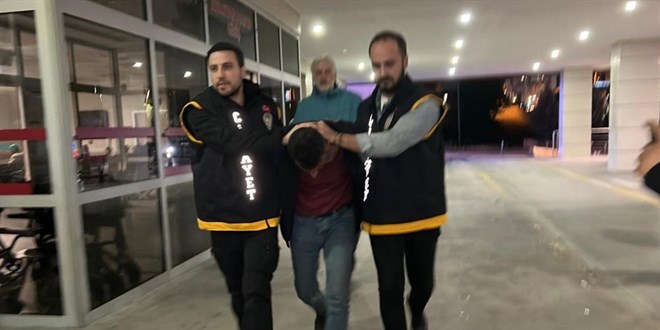 Kucandaki bebeine ramen eski eini defalarca baklayan zanl yakaland