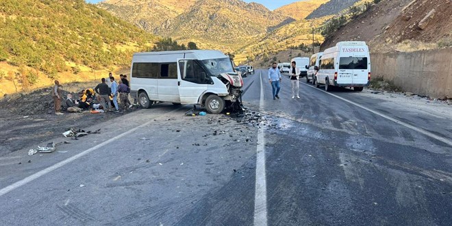 ��rnak'ta minib�s ile hafif ticari ara� �arp��t�: 11 yaral�