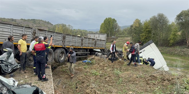Karşı şeride geçen TIR'la çarpışan otomobildeki çift öldü