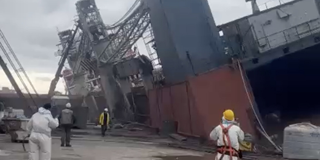 Tuzla'da bak�m yap�lan geminin yan yatmas� sonucu 1 i��i �ld�