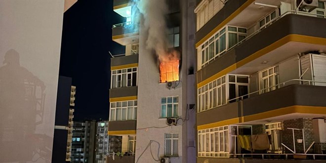 Adana'da apartman dairesinde çıkan yangın hasara yol açtı