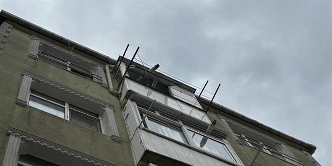 Fatih'te ��pheli �l�m: Bir kad�n 5. kattan d��t�, hayat�n� kaybetti