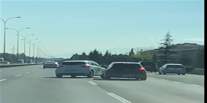 ��erisinde bebek olan arac� s�k��t�r�p, makas att�