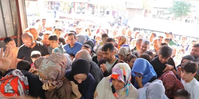 50 TL izdihamı! Birbirlerini ezdiler...