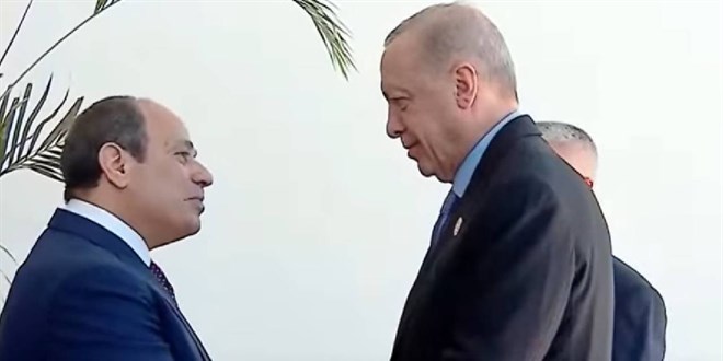 Erdoğan'ı taşıyan uçak önce pisti pas geçti, sonra indi