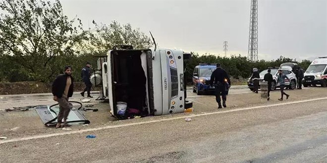 Tarm iilerini tayan midibs devrildi: 1'i ocuk, 11 yaral