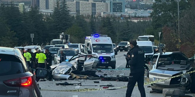 Ankara'da kaza: Otomobil ikiye ayrld, 1 l!