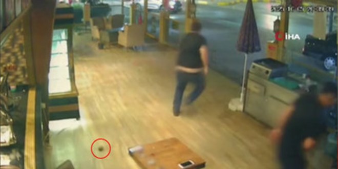 Pastaneye el bombası atıldı: Güvenlik kamerası anbean kaydetti