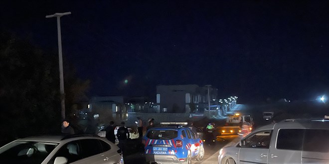 'Dur' ihtarına uymayan sürücü 2'si polise ait 3 araca çarptı