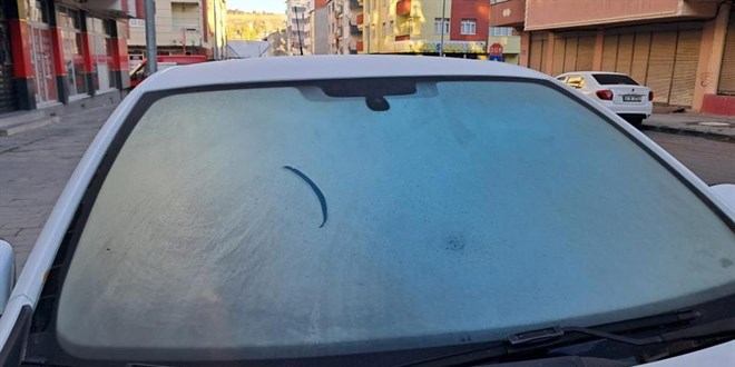 Kars'a kış geldi, camlar buzla kaplandı