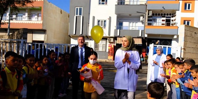 Lsemiyi yenip 3 yl sonra okuluna dnen Asmin'e duygusal karlama