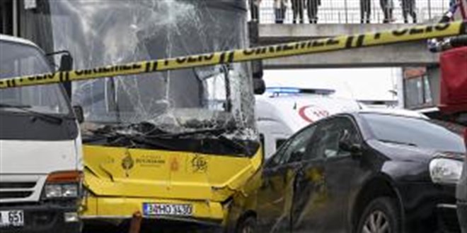 İstanbul'da İETT otobüsü durağa girdi: Kaza anı kamerada
