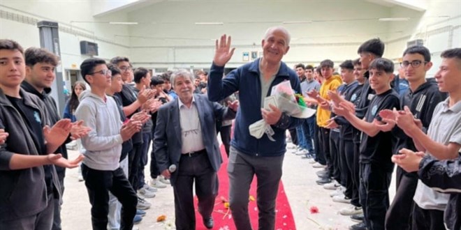 Öğrencileri emekli olan öğretmenlerini kırmızı halıyla uğurladı