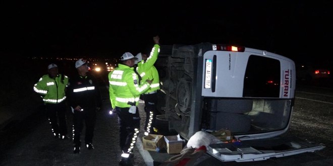 Hafif ticari araçla çarpışan tur midibüsü devrildi: 13'ü öğrenci 14 kişi yaralandı