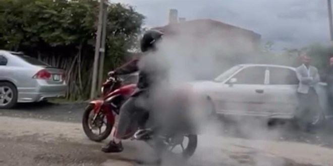 Motosikletiyle 'teker yakan' srcye 6 bin 498 lira ceza kesildi