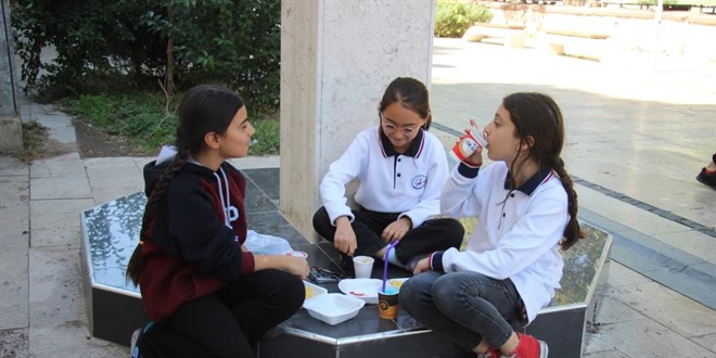 Okul yemekhanesine alınmayan öğrenciler yemeğini sokakta yedi