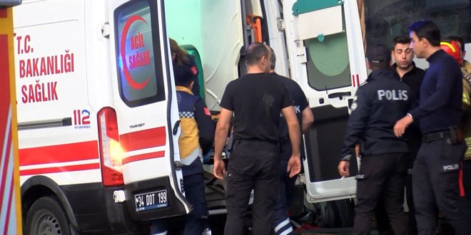 İstanbul'da üst geçide çarpan çevik kuvvet aracında sıkışan polisi itfaiye kurtardı