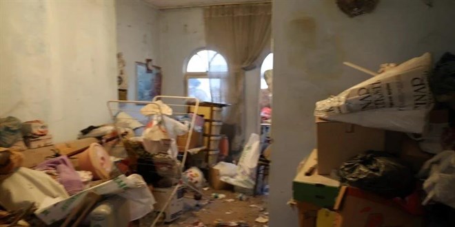 Çöp evde annesinin cesediyle yaşadı!