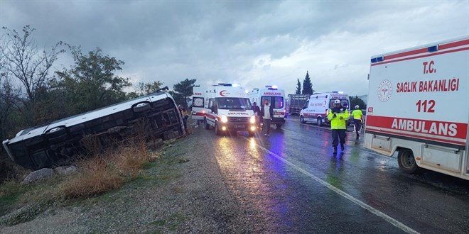 Denizli'de tur midibs devrildi: 1 l 32 kii yaraland