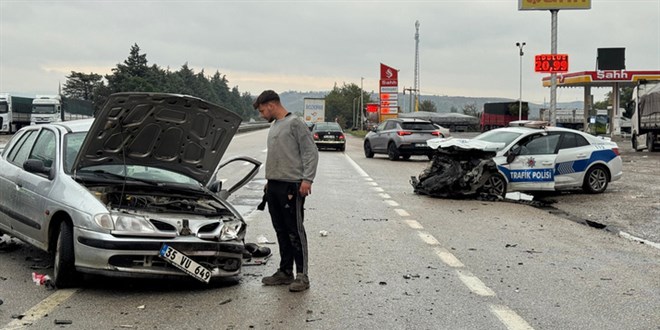 Balıkesir'de polis aracıyla çarpışan otomobilin sürücüsü hastanede öldü
