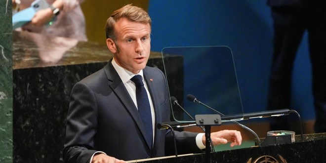 Macron: Louvre Mzesi'ndeki hrszlk mirasmza saldr