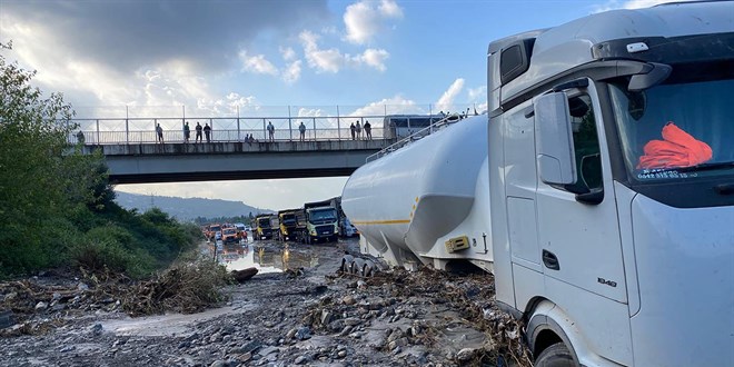 Hatay'da saanak sele yol at: Caddeler gle dnd, otoyol kapand