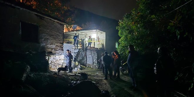 İzmir'de aile faciası: Oğlunu öldürdü, eşini ağır yaraladı