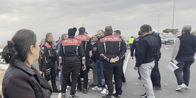 Polis cenazesi srasnda konvoya saldr: 4 yaral