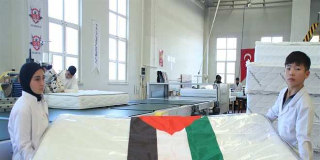 Liselilerden Filistin'e anlaml destek: Yatak retip Kzlay'a teslim ettiler