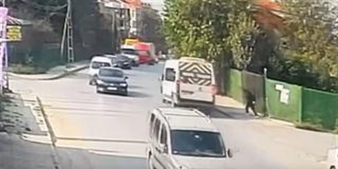 Hızla giden servis minibüsünün çocuğa çarptığı anlar kamerada - Son Dakika Haber