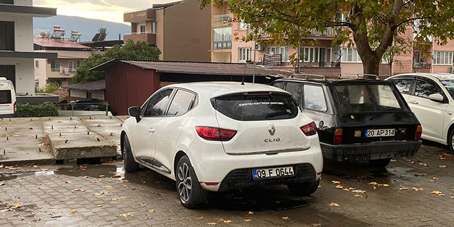 4 yandaki torununu kurtaran kadn otomobilin arpmasyla ld