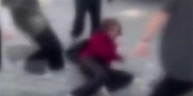 Akran zorbal kameralarda: Okul Yaknnda kz rencilerin kavgas