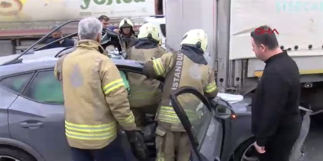stanbul'da otomobil trn altna girdi