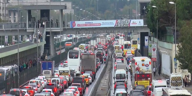 İstanbul'da sağanak yağış etkili oldu, trafikte yoğunluk oluştu