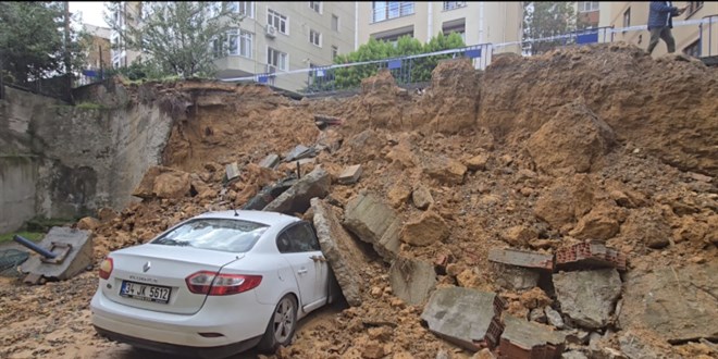 İstanbul'da istinat duvarı araçların üzerine çöktü