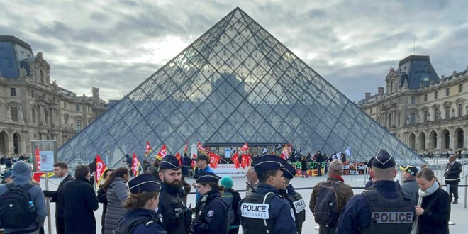 Louvre Müzesi'ndeki bazı mücevherler merkez bankasına taşındı