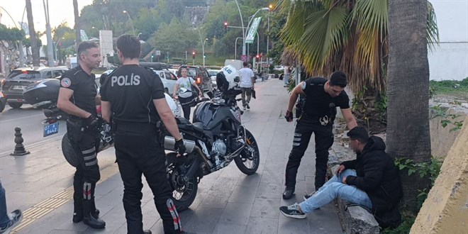 Antalya'da baygn halde bulunan ahs, polisleri grnce elini pt