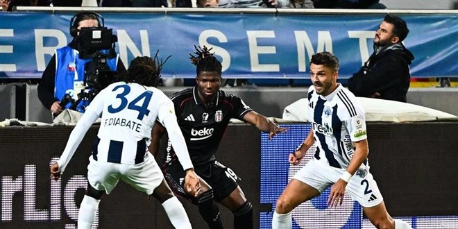 Maçta ilginç an: Beşiktaşlı futbolcu maç devam ederken soyunma odasına gitti - Son Dakika Haber