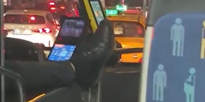 Ayaklarn Uzatp Otobs Sren ETT ofr Tepki ekti