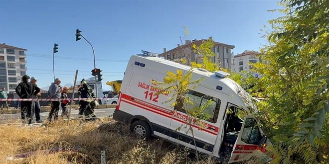 Hastaneye giden doktorun aracı ile ambulans çarpıştı: 1'i doktor 7 yaralı - Son Dakika Haber