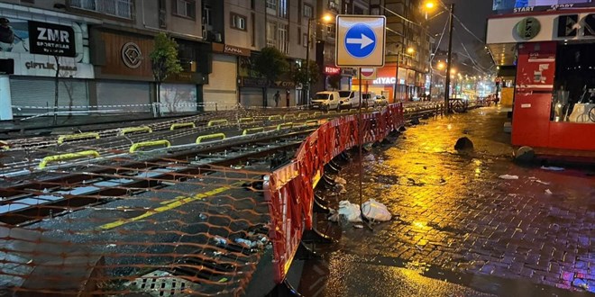 Zeytinburnu'nda tramvay yolunda sıkışan araç seferleri aksattı