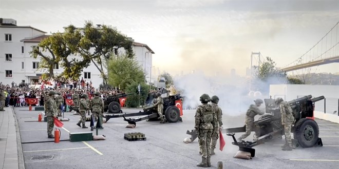 Cumhuriyet'in 102. yl kutlamalar 21 pare top atyla bugn balayacak