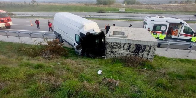 Minibüs yol kenarında bulunan beton bloğuna çarptı: 2 ölü - Son Dakika Haber