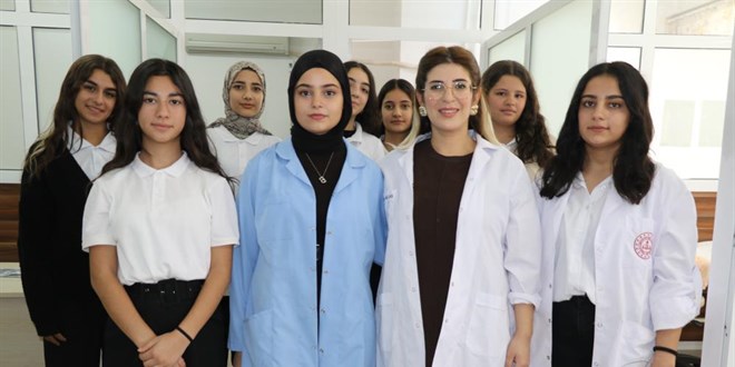 Bu lisede renciler hem meslek reniyor hem para kazanyor