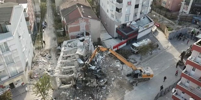 Kocaeli'de 4 kiiye mezar olan binann enkaz kaldrlyor - Son Dakika Haber